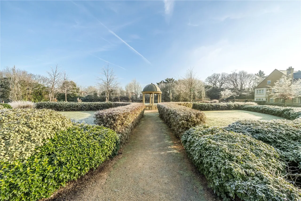 Roper Crescent, Sunbury, TW16 5DH, photo 11