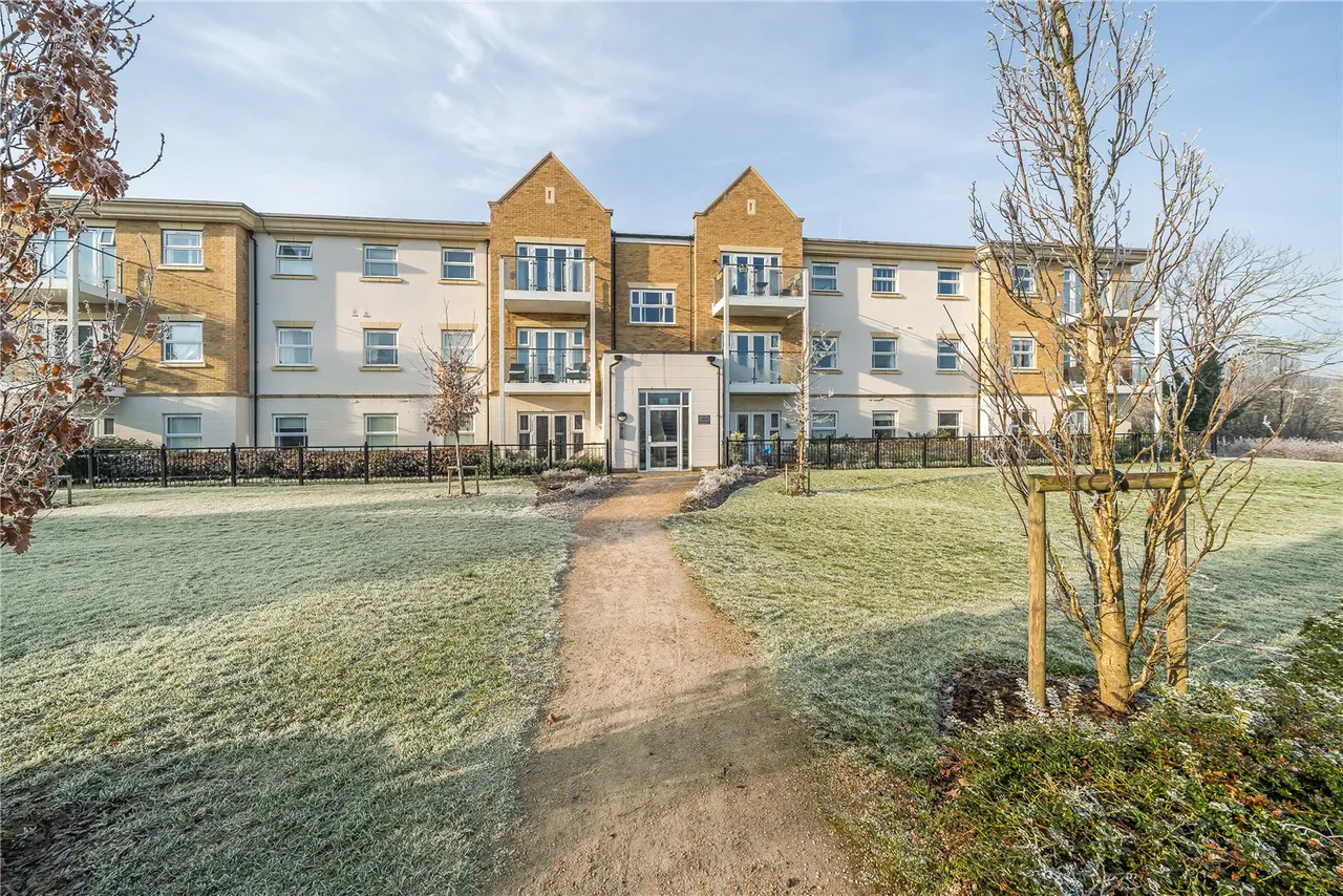2 bed flat for sale — Roper Crescent, Sunbury, TW16 5DH