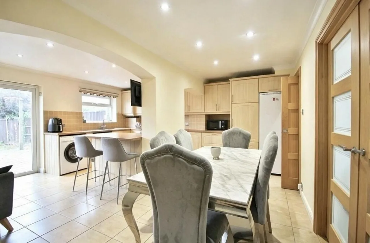 Brentwood Road, Romford, RM2, photo 8