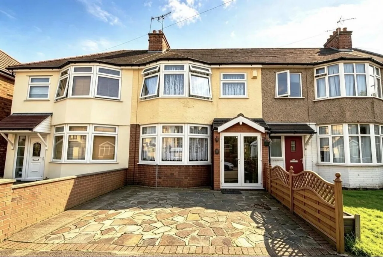 3 bed house to rent, Brentwood Road, Romford, RM2