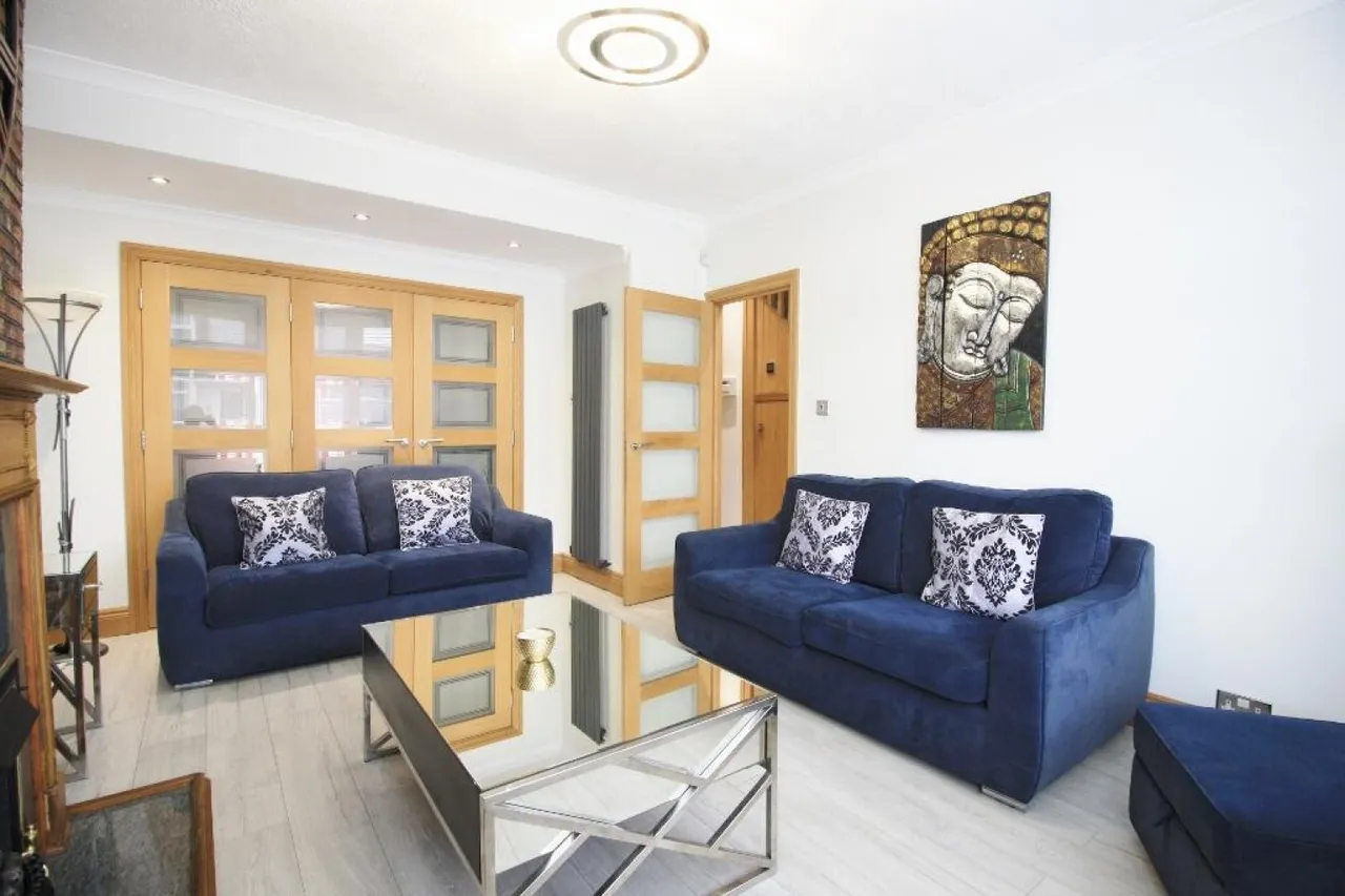 Brentwood Road, Romford, RM2, photo 3