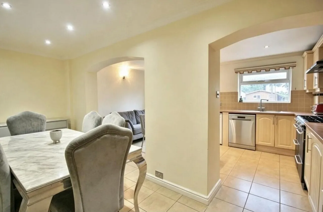 Brentwood Road, Romford, RM2, photo 9