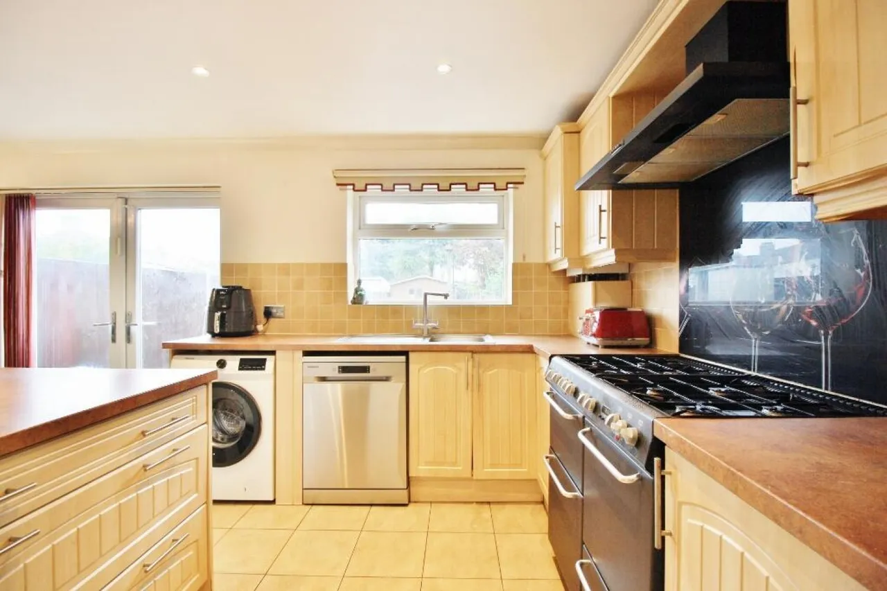 Brentwood Road, Romford, RM2, photo 6