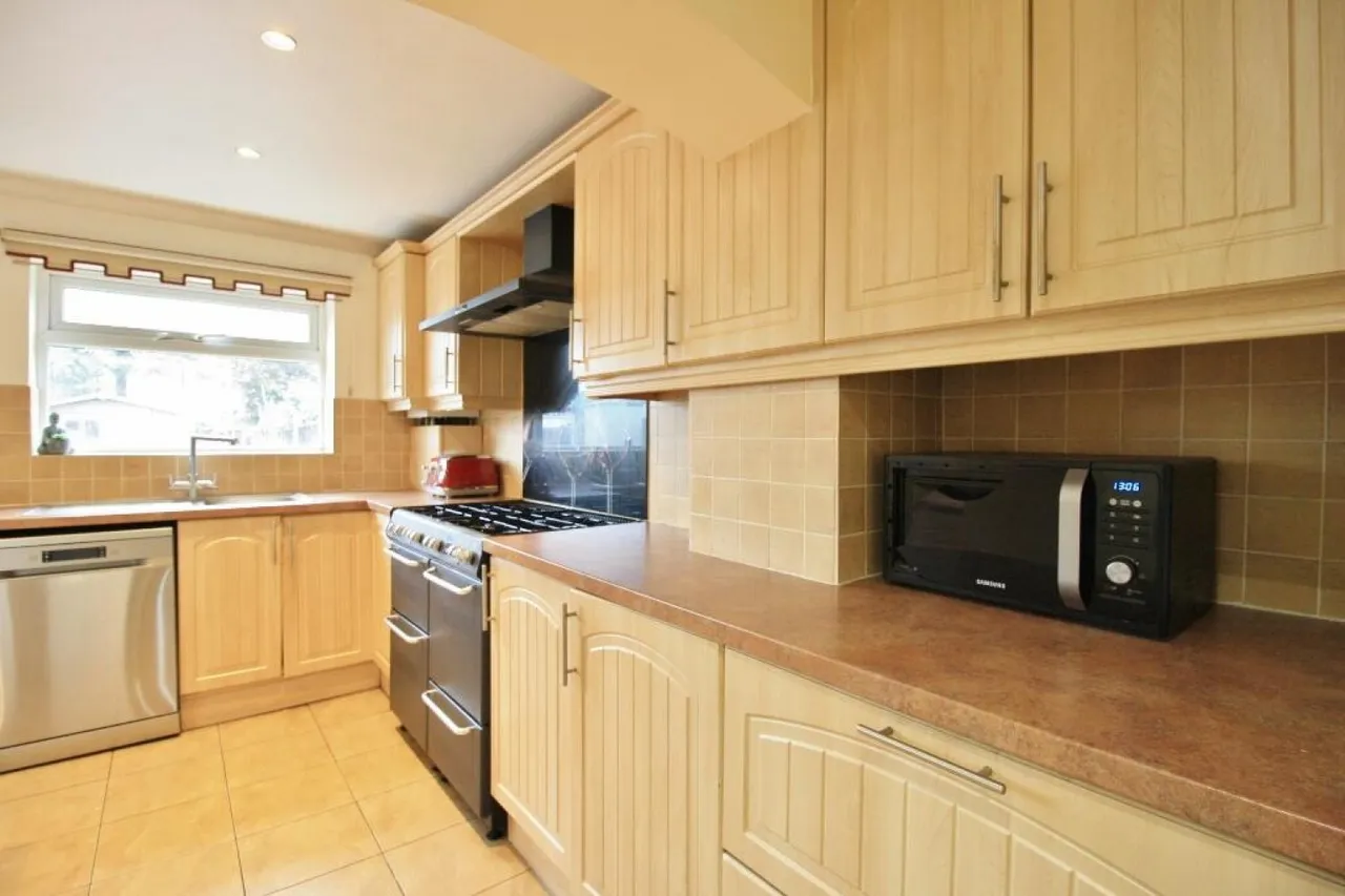 Brentwood Road, Romford, RM2, photo 5