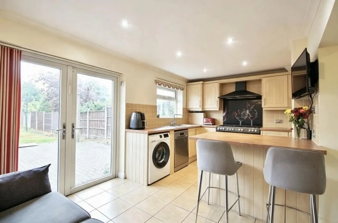 Brentwood Road, Romford, RM2, photo 7