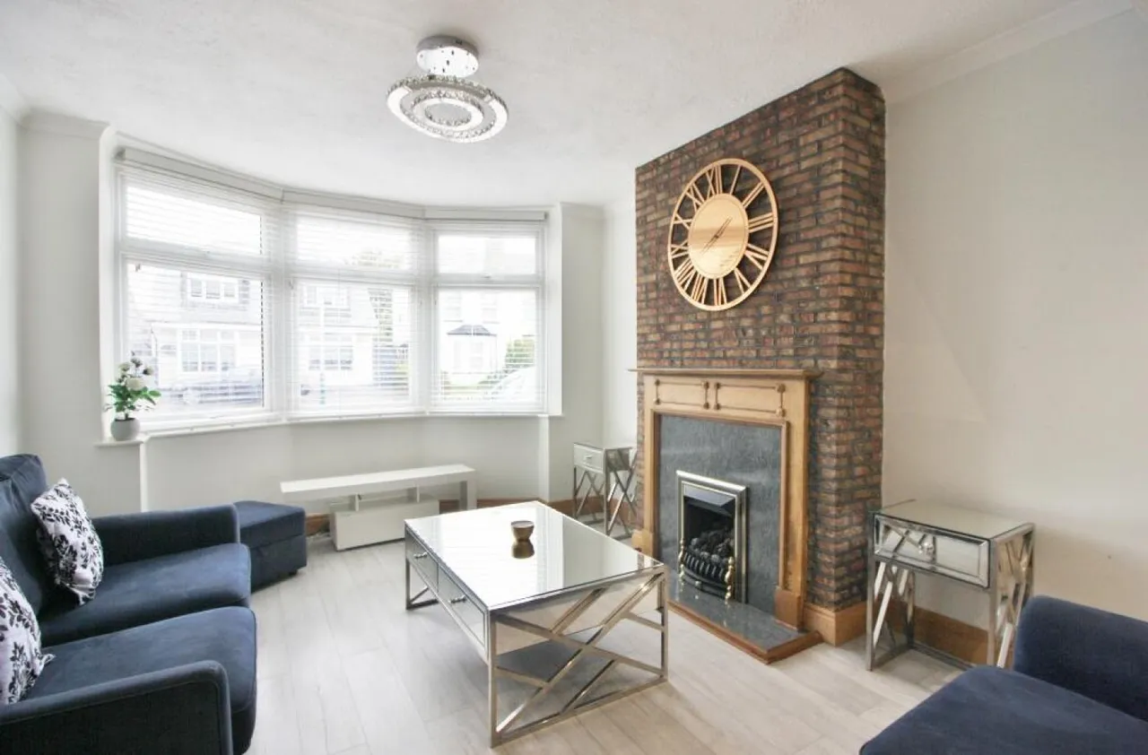 Brentwood Road, Romford, RM2, photo 2