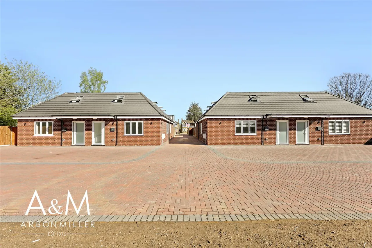 4 bed property for sale — Heath Park Road, Romford, Essex, RM25UB