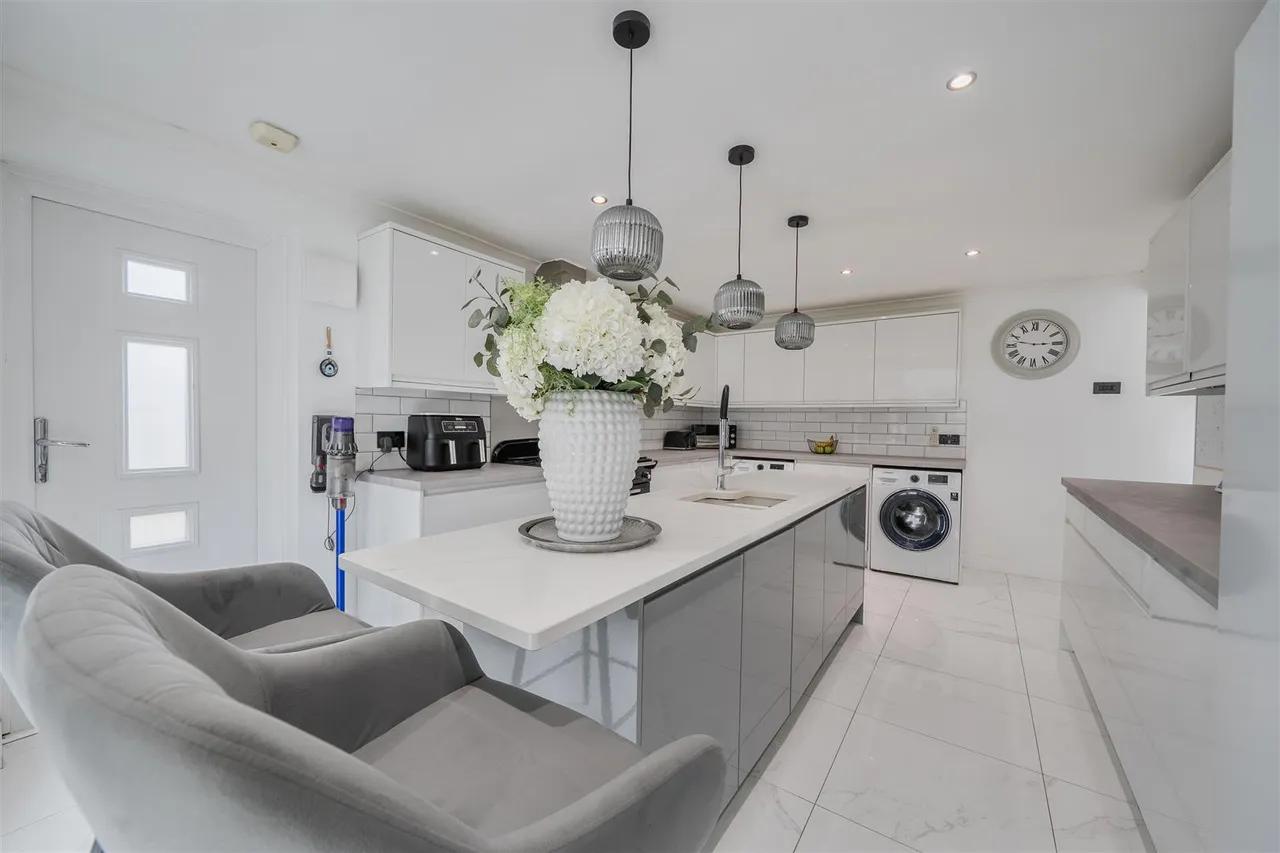 Newgate Lane, Fareham, photo 9