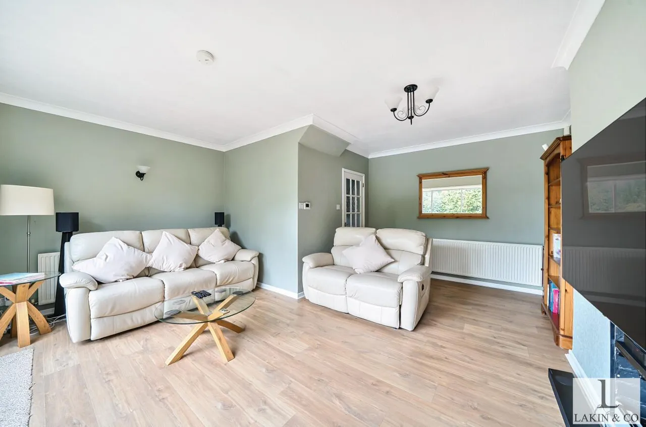 Ashbury Drive, Ickenham, UB10 8BN, photo 2