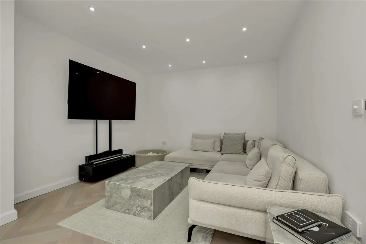 Couchmore Avenue, Esher, Surrey, KT10 9AX, photo 8