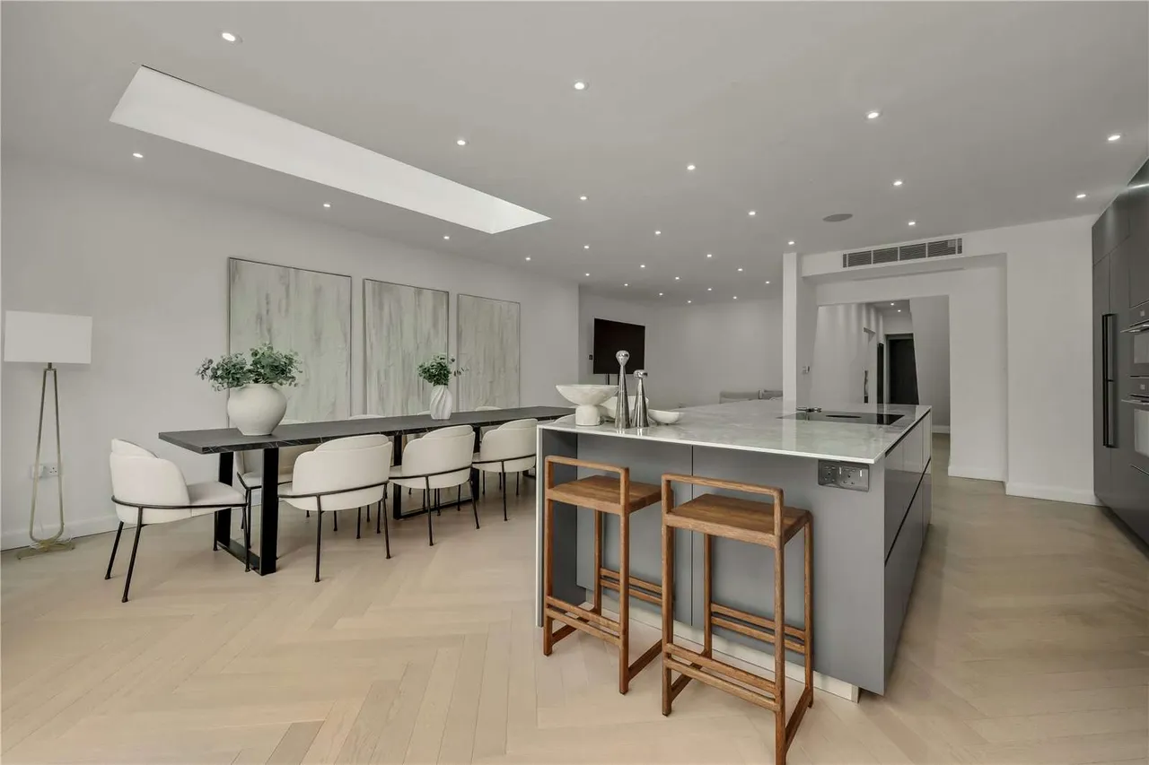Couchmore Avenue, Esher, Surrey, KT10 9AX, photo 5