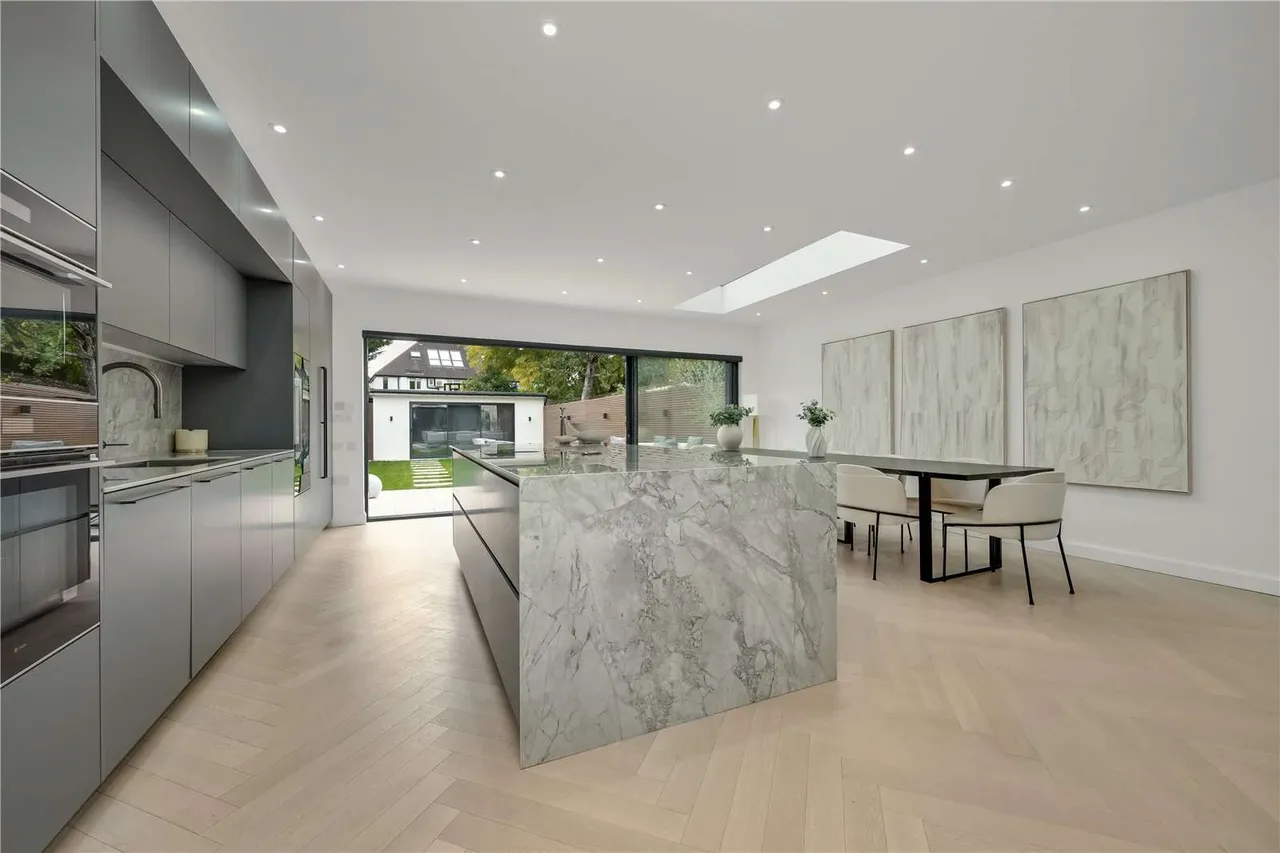 Couchmore Avenue, Esher, Surrey, KT10 9AX, photo 2