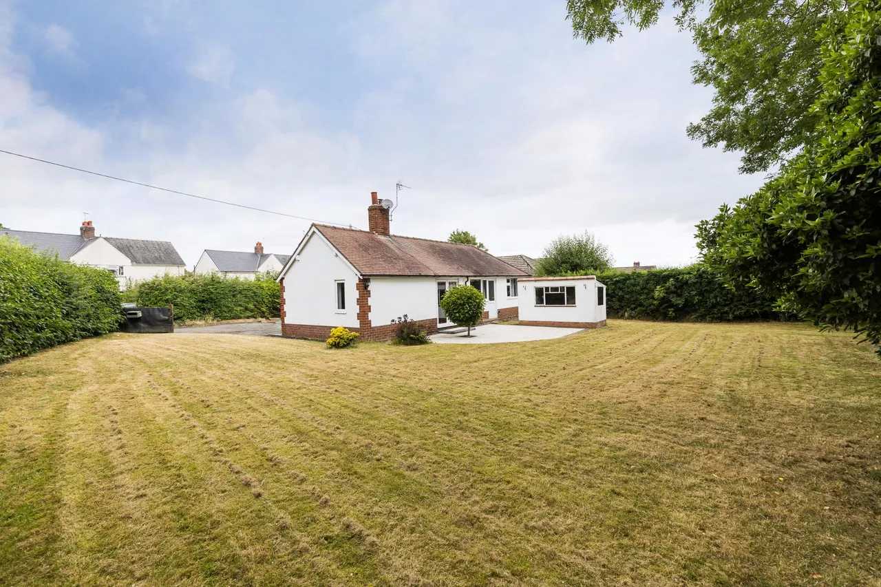 Croeshowell Lane, Wrexham, LL12, photo 15