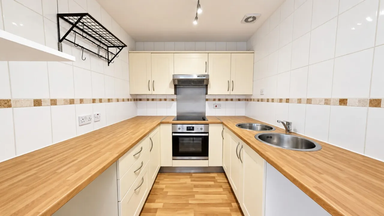 2 bed flat to rent, Coombe Hill Crescent, Thame, OX9