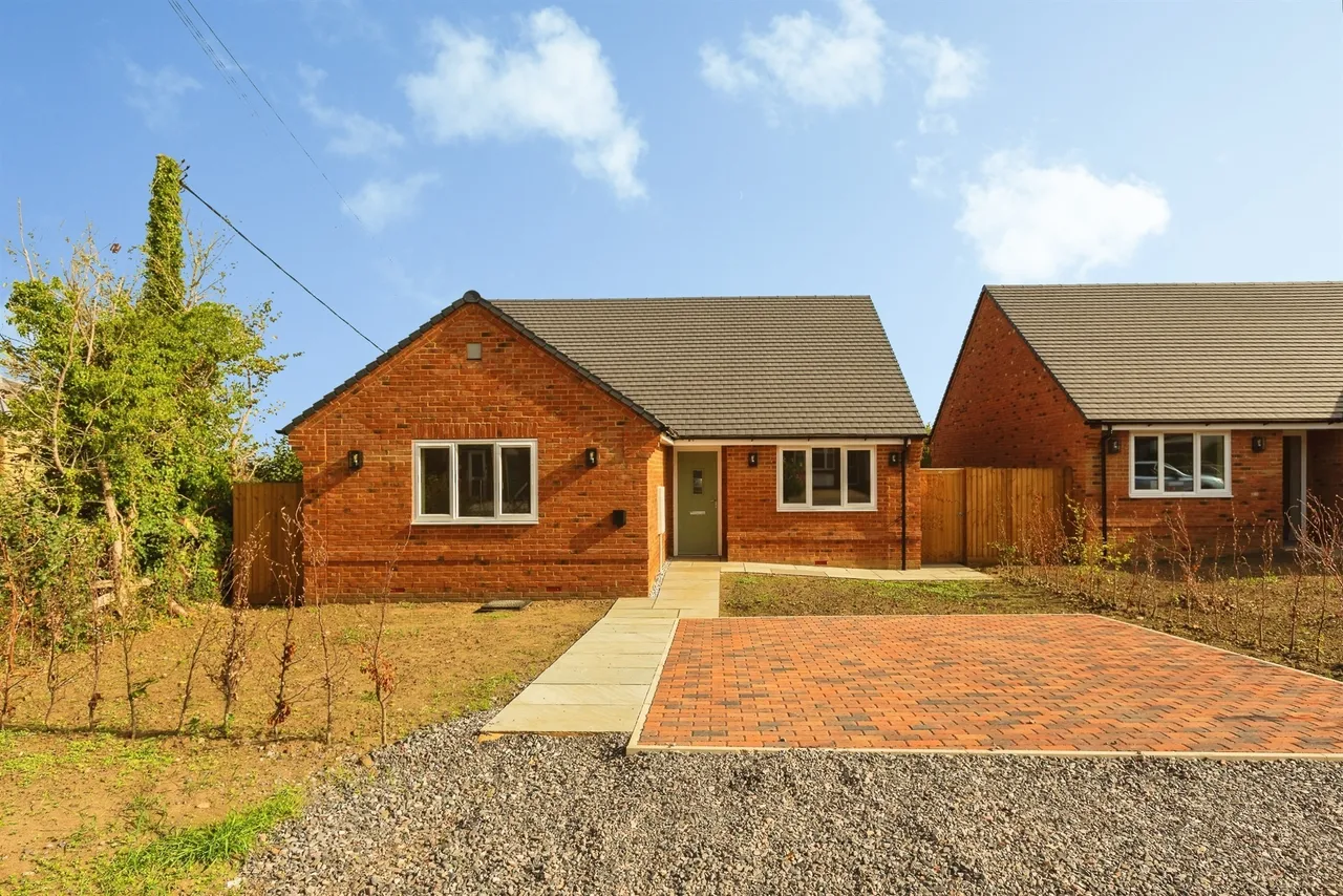 3 bed house for sale — Eythrope Road, Stone, Aylesbury