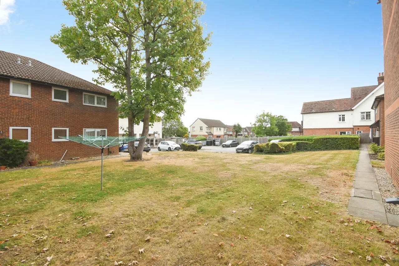 1 bed flat for sale — Matthews Close, Romford