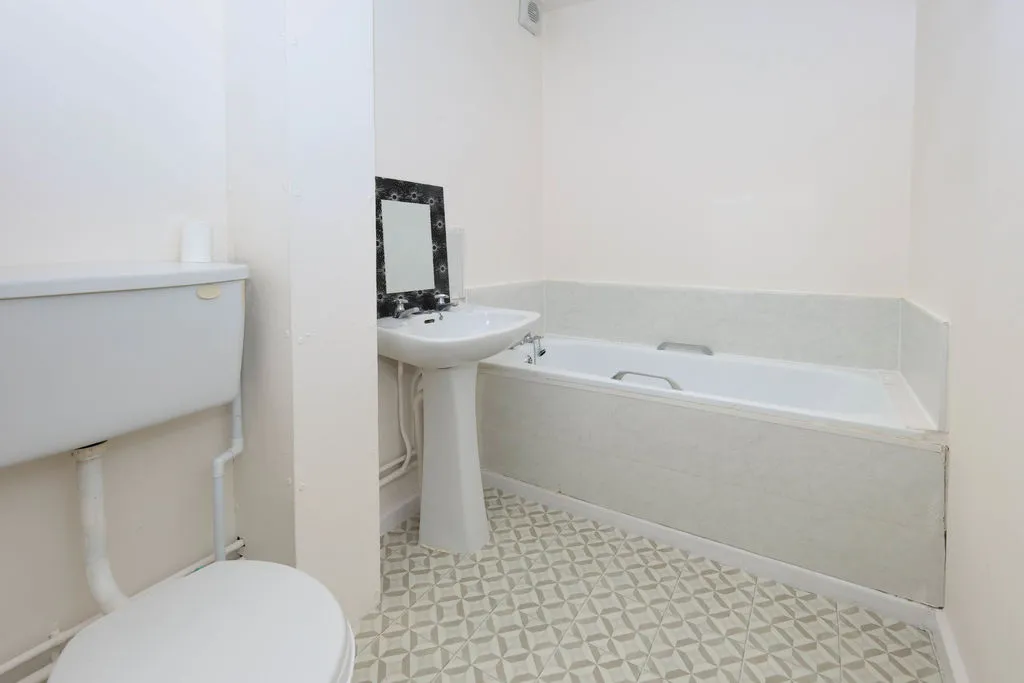 Lyefield Walk, Rochdale OL16 5SZ, photo 6