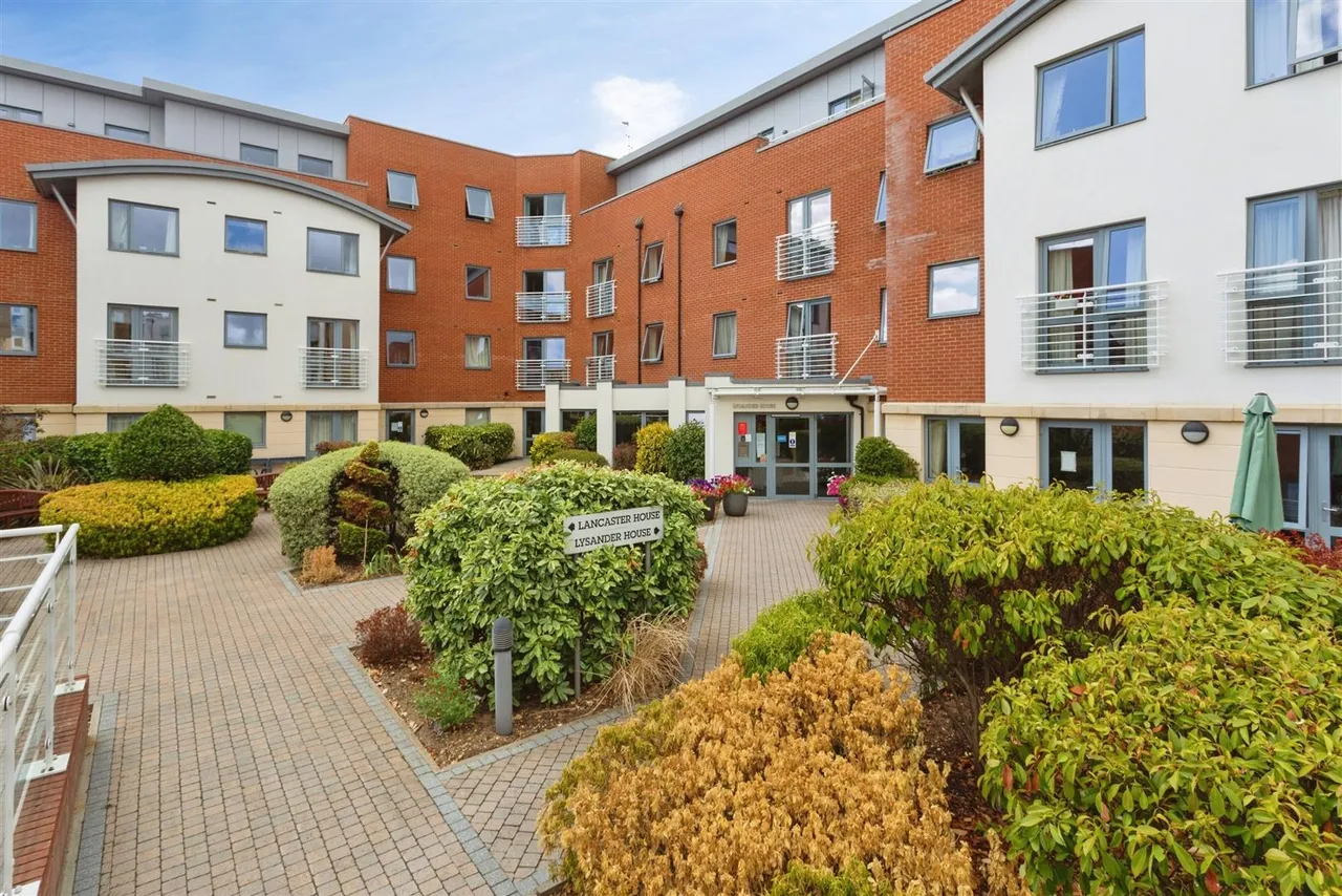 Josiah Drive, Ickenham, UB10, photo 2