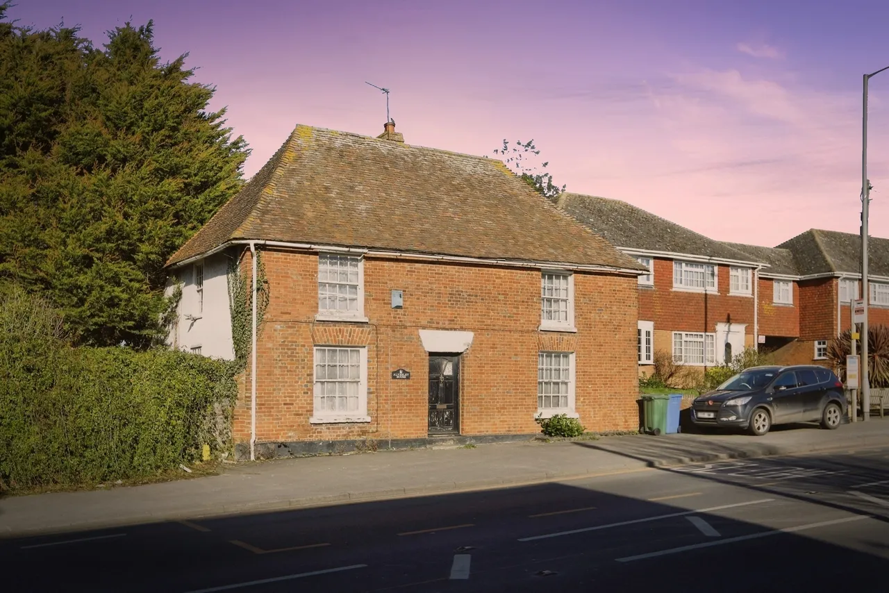 3 bed house for sale — London Road, Teynham, Sittingbourne