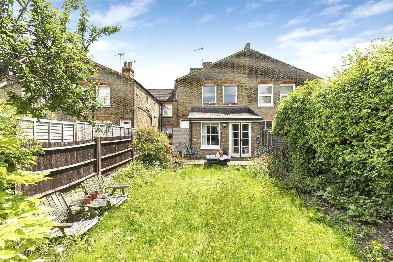 Burntwood Lane, London, SW17, photo 2