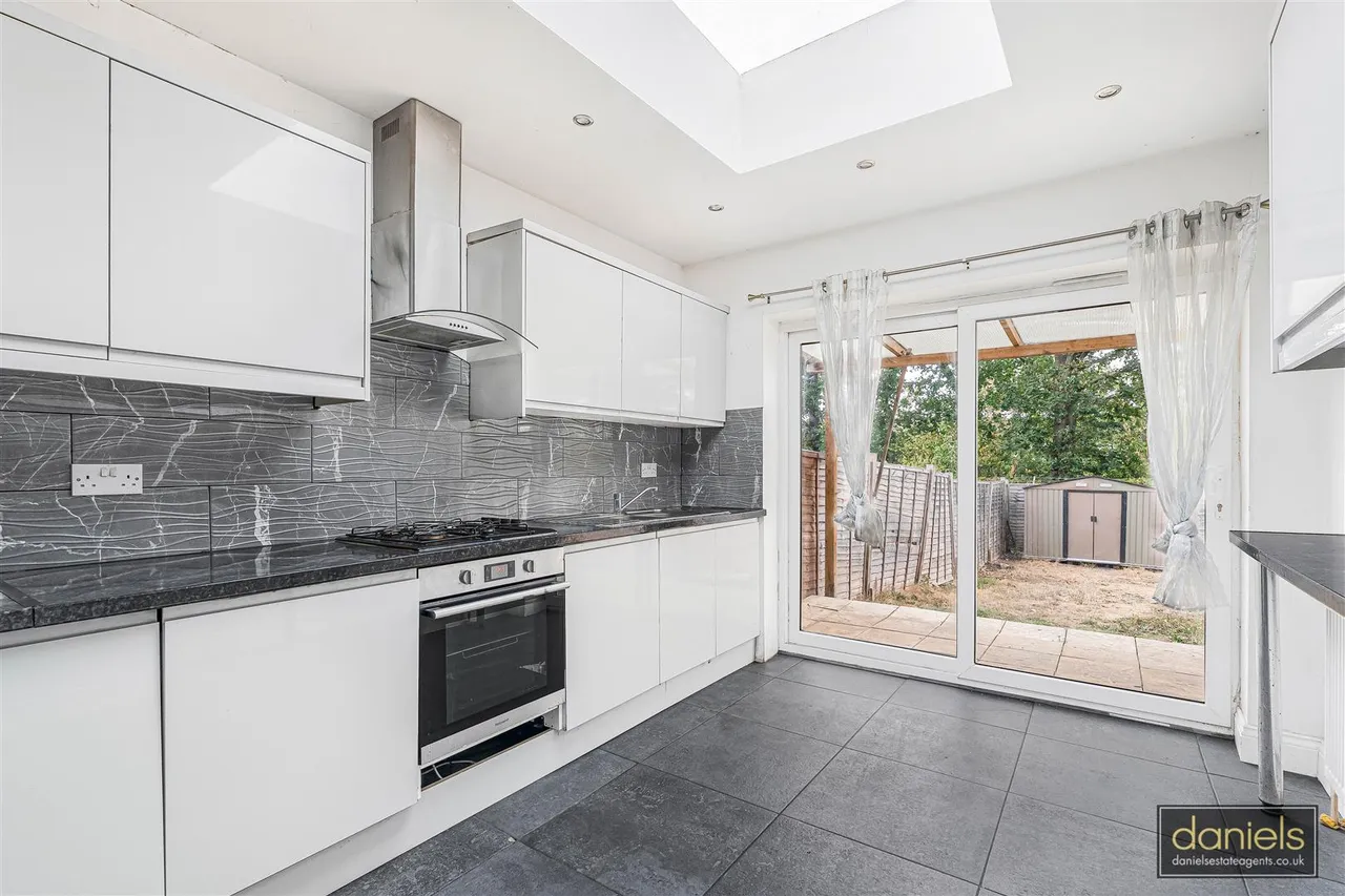 Sudbury Heights Avenue, Greenford, UB6, photo 3