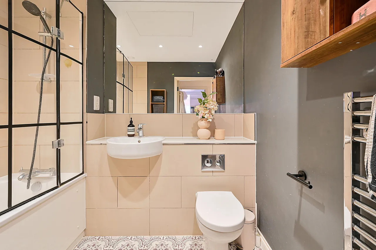 Flat 17, Concord Court, Palladian Gardens, London, photo 5