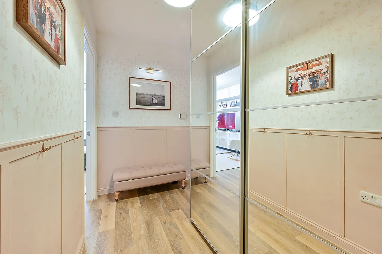 Flat 17, Concord Court, Palladian Gardens, London, photo 9