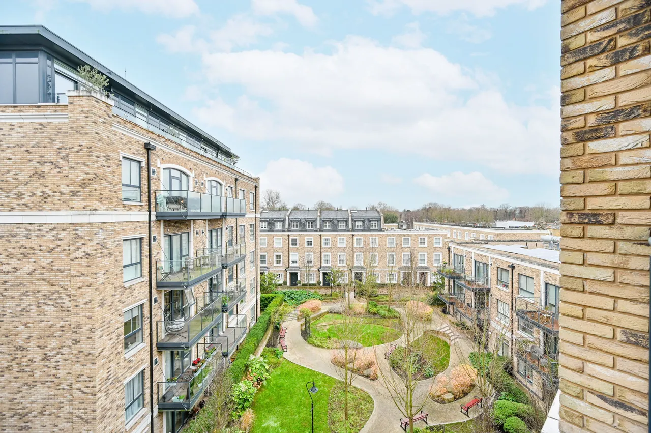 Flat 17, Concord Court, Palladian Gardens, London, photo 7
