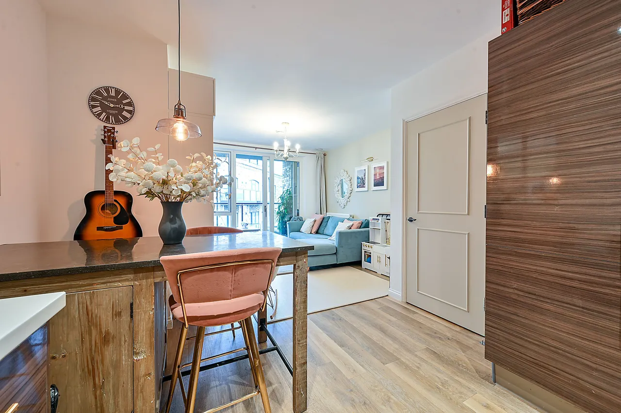 Flat 17, Concord Court, Palladian Gardens, London, photo 8