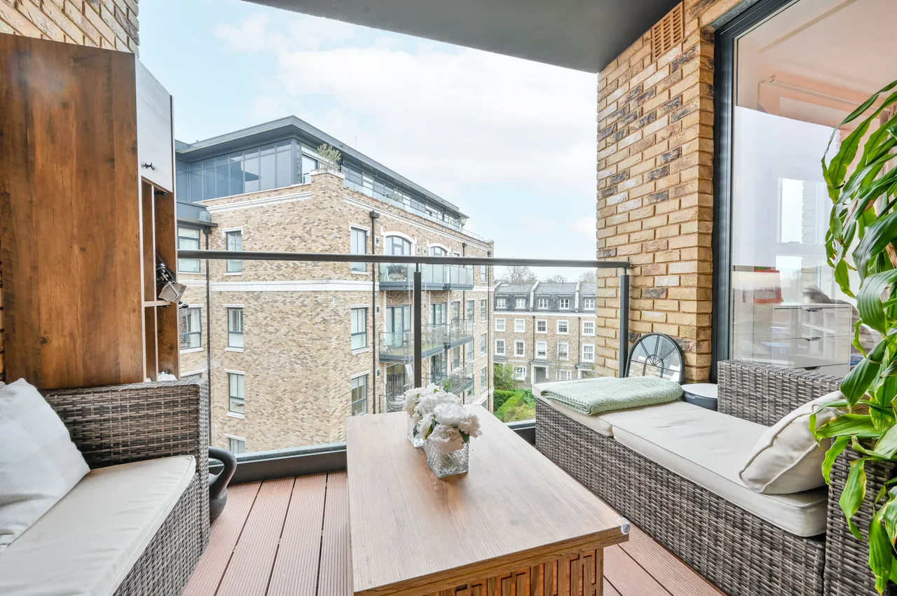 Flat 17, Concord Court, Palladian Gardens, London, photo 3