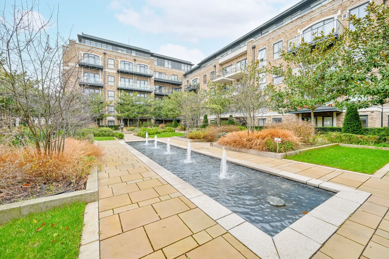 Flat 17, Concord Court, Palladian Gardens, London, photo 6