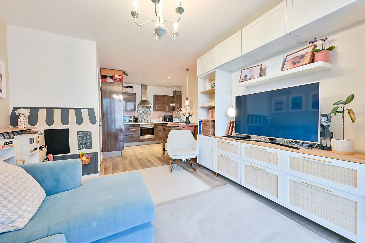 Flat 17, Concord Court, Palladian Gardens, London, photo 10