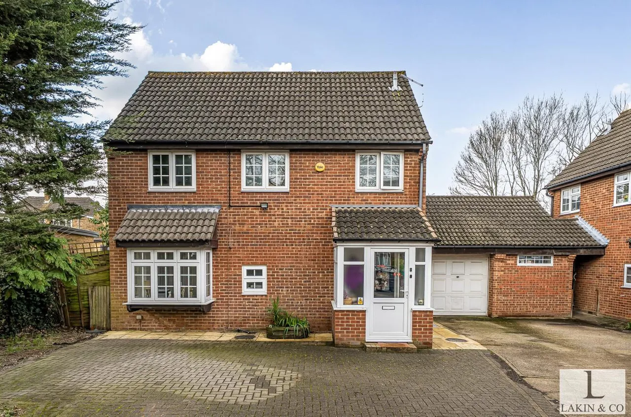 3 bed house for sale — Pastures Mead, Hillingdon, UB10 9PX