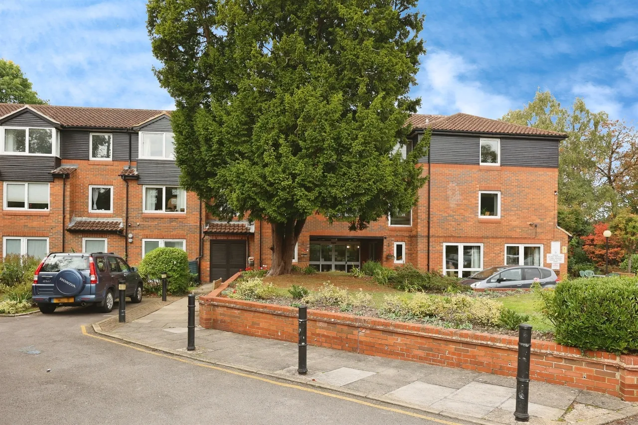 1 bed flat for sale — Elstree Road, Bushey Heath, Bushey