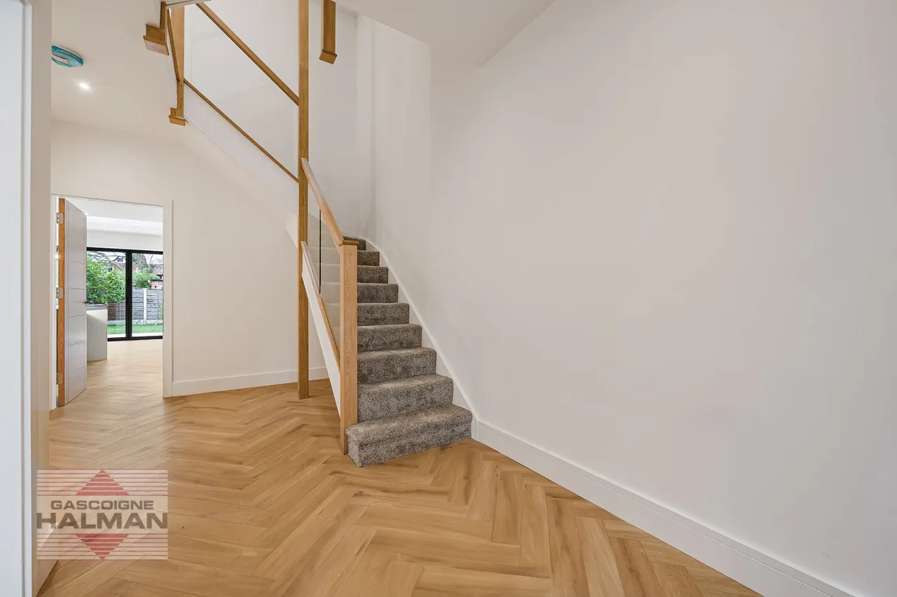 Brooklands Crescent, Sale, photo 5
