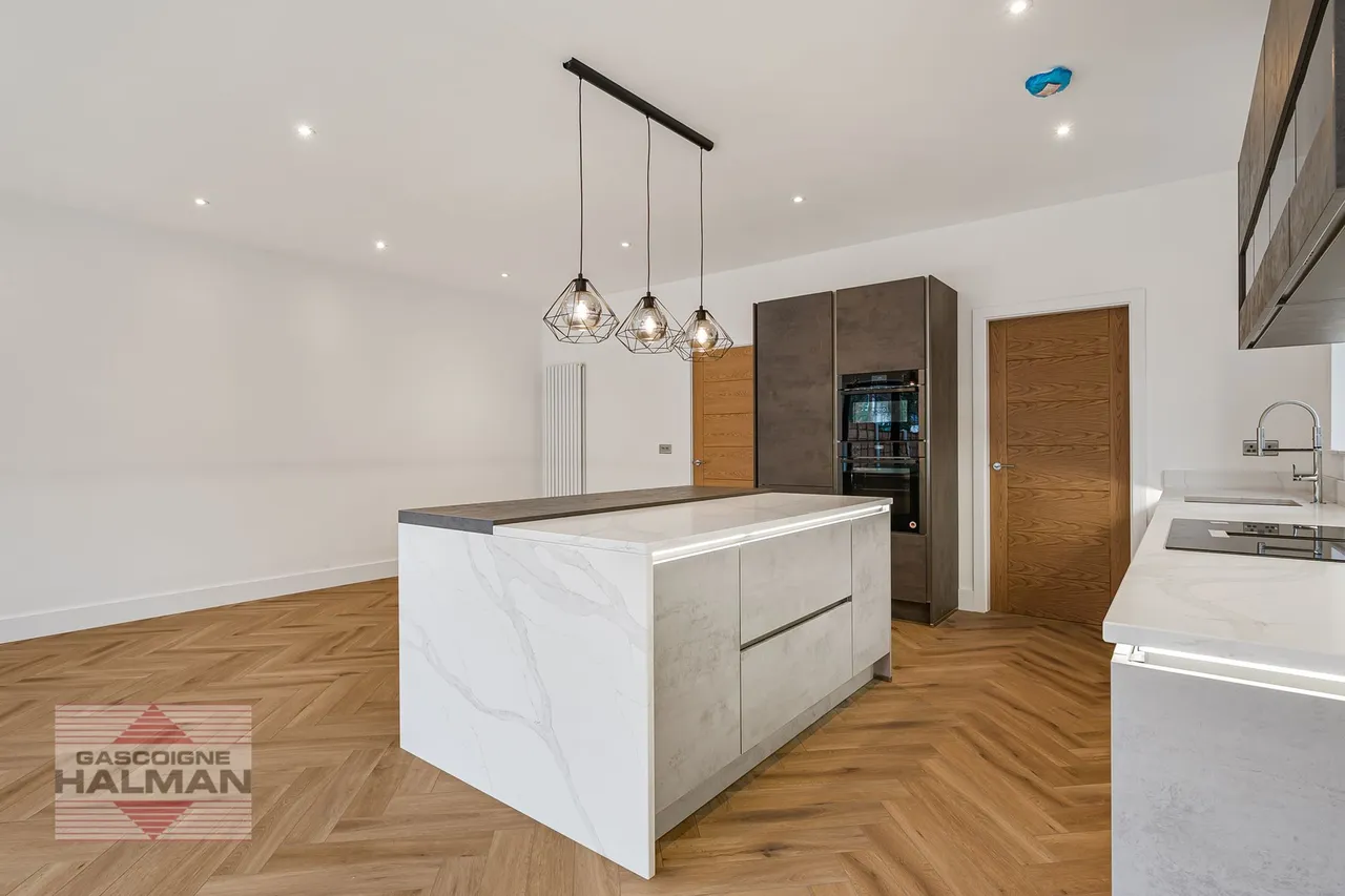 Brooklands Crescent, Sale, photo 10