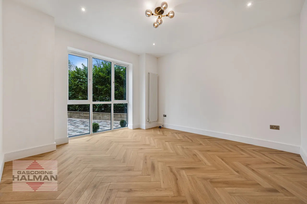 Brooklands Crescent, Sale, photo 4