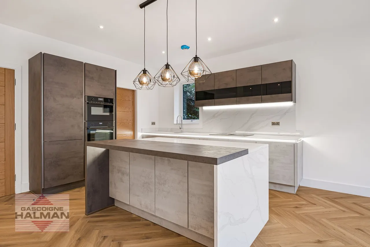 Brooklands Crescent, Sale, photo 9