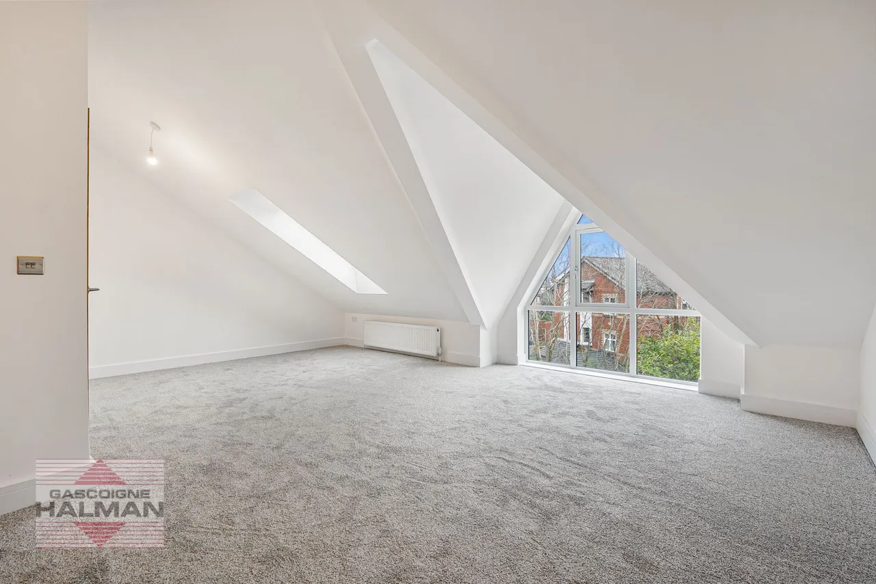 Brooklands Crescent, Sale, photo 28