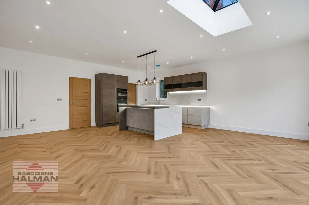 Brooklands Crescent, Sale, photo 12