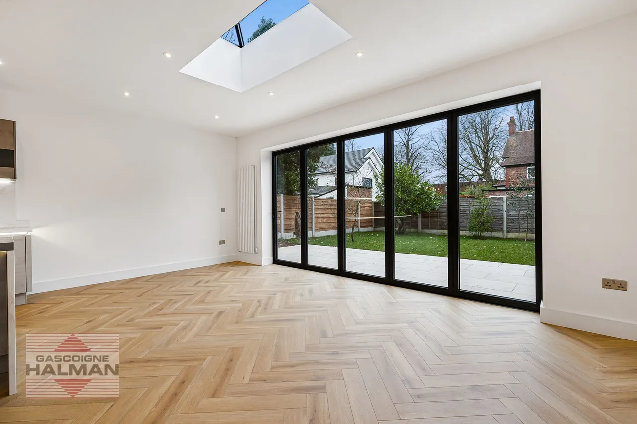 Brooklands Crescent, Sale, photo 11
