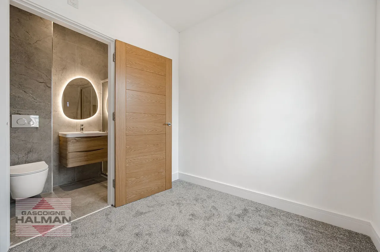 Brooklands Crescent, Sale, photo 23