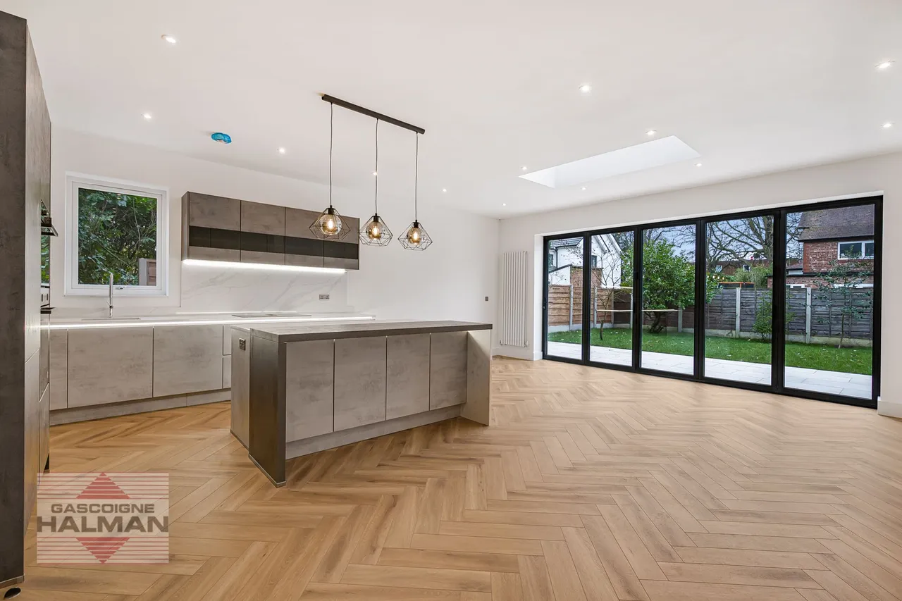 Brooklands Crescent, Sale, photo 2