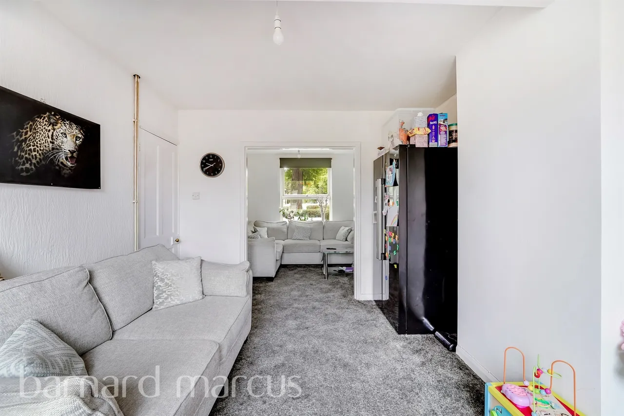 St. Helier Avenue, Morden, photo 5