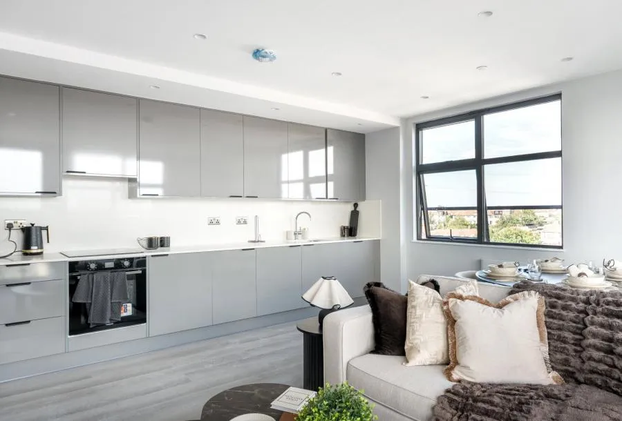 3 bed flat for sale, London Road, Cheam, SM3