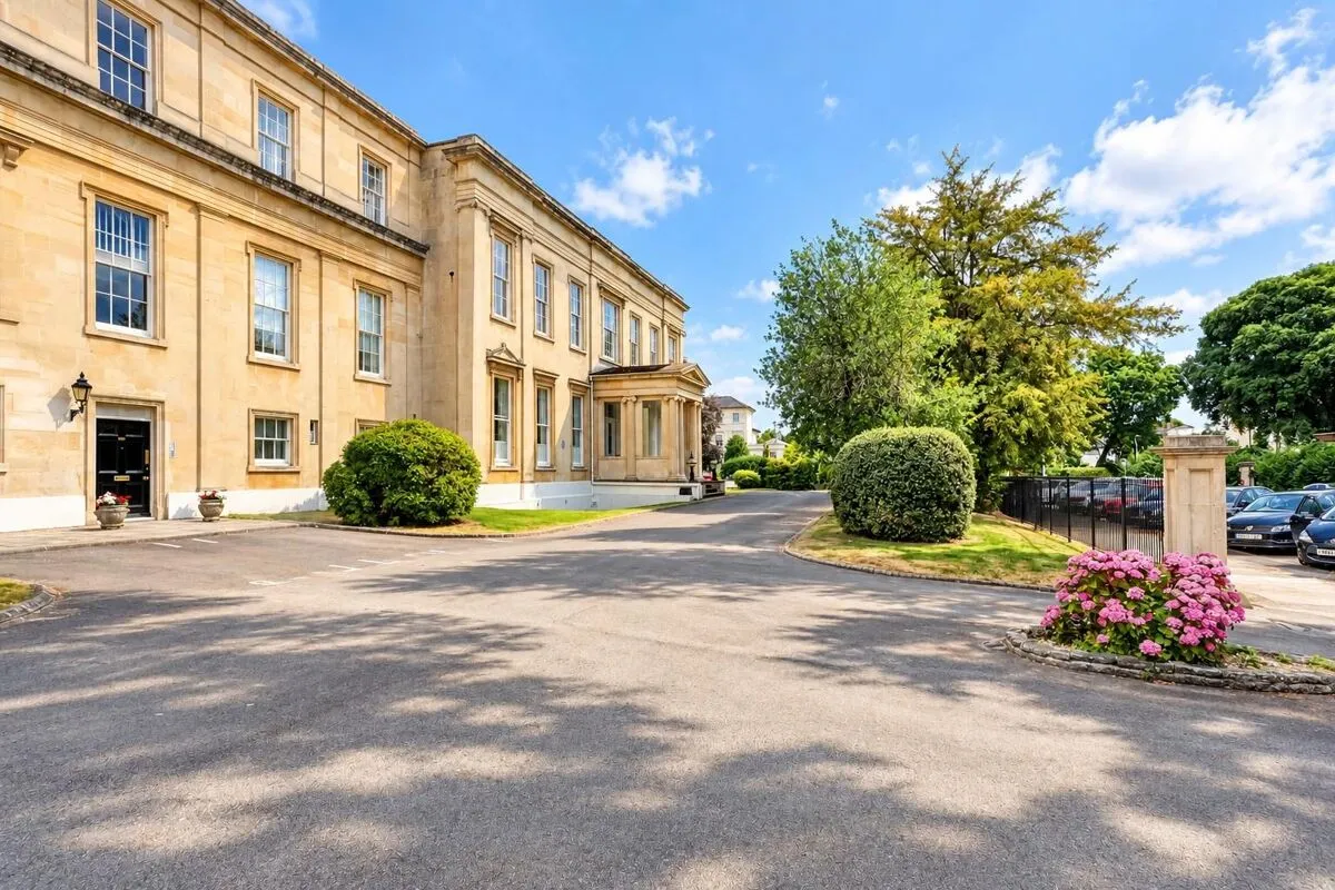 2 bed flat for sale, Suffolk Square, Cheltenham, GL50