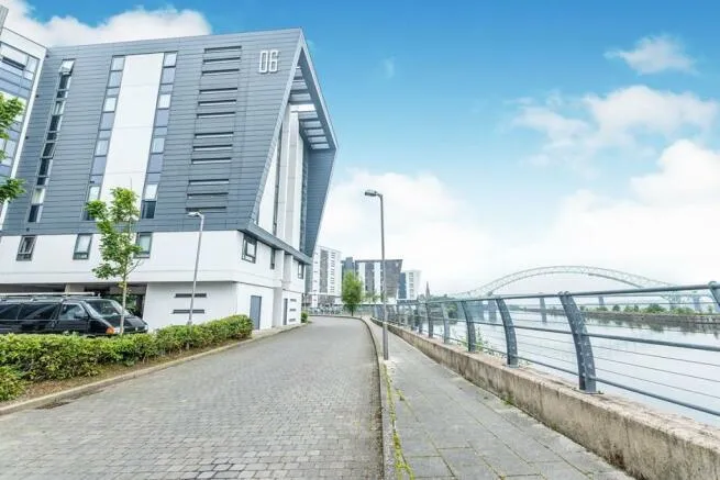 2 bed flat to rent, Lock, The Decks, WA7