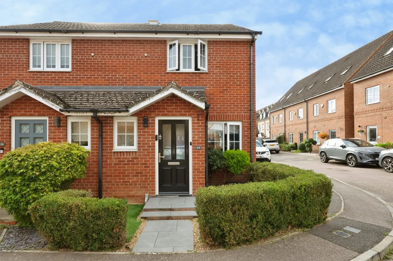 3 bed house for sale — Harmonds Wood Close, Broxbourne