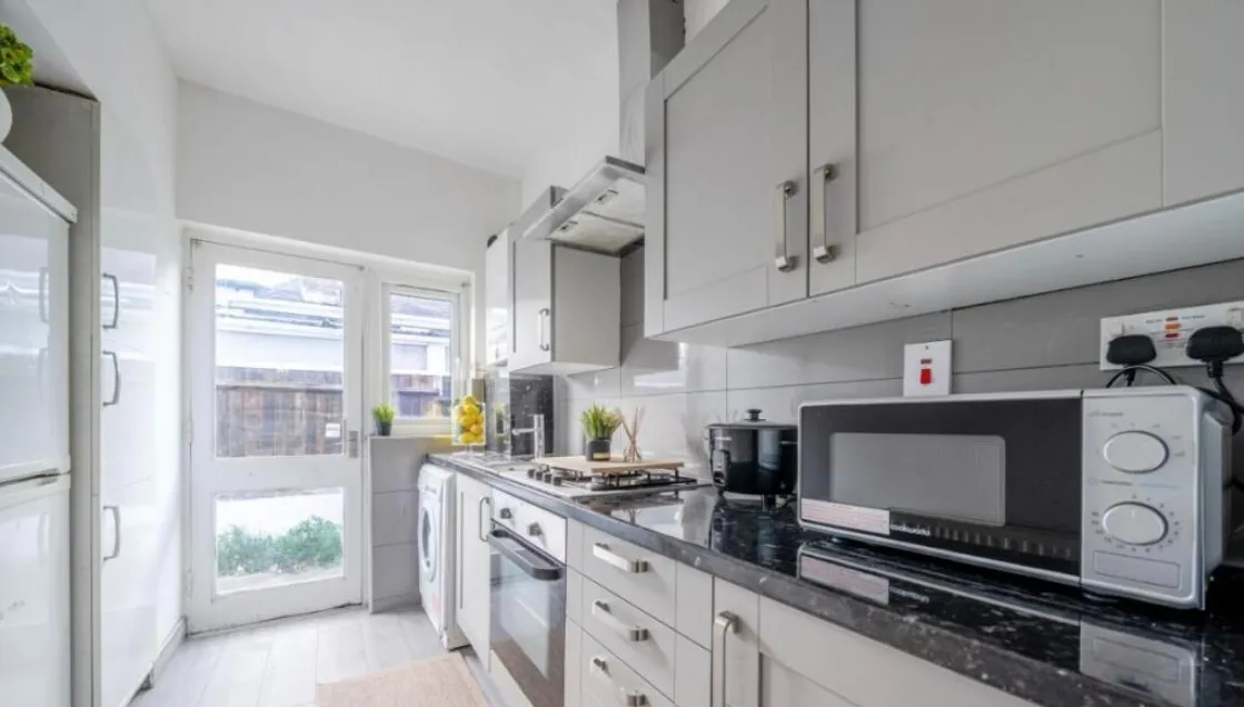 Adelaide Gardens, Romford, RM6 6SS, photo 2