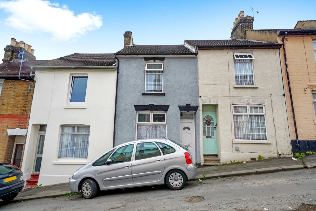 3 bed property for sale — Waghorn Street, Chatham, Kent, ME4 5LT